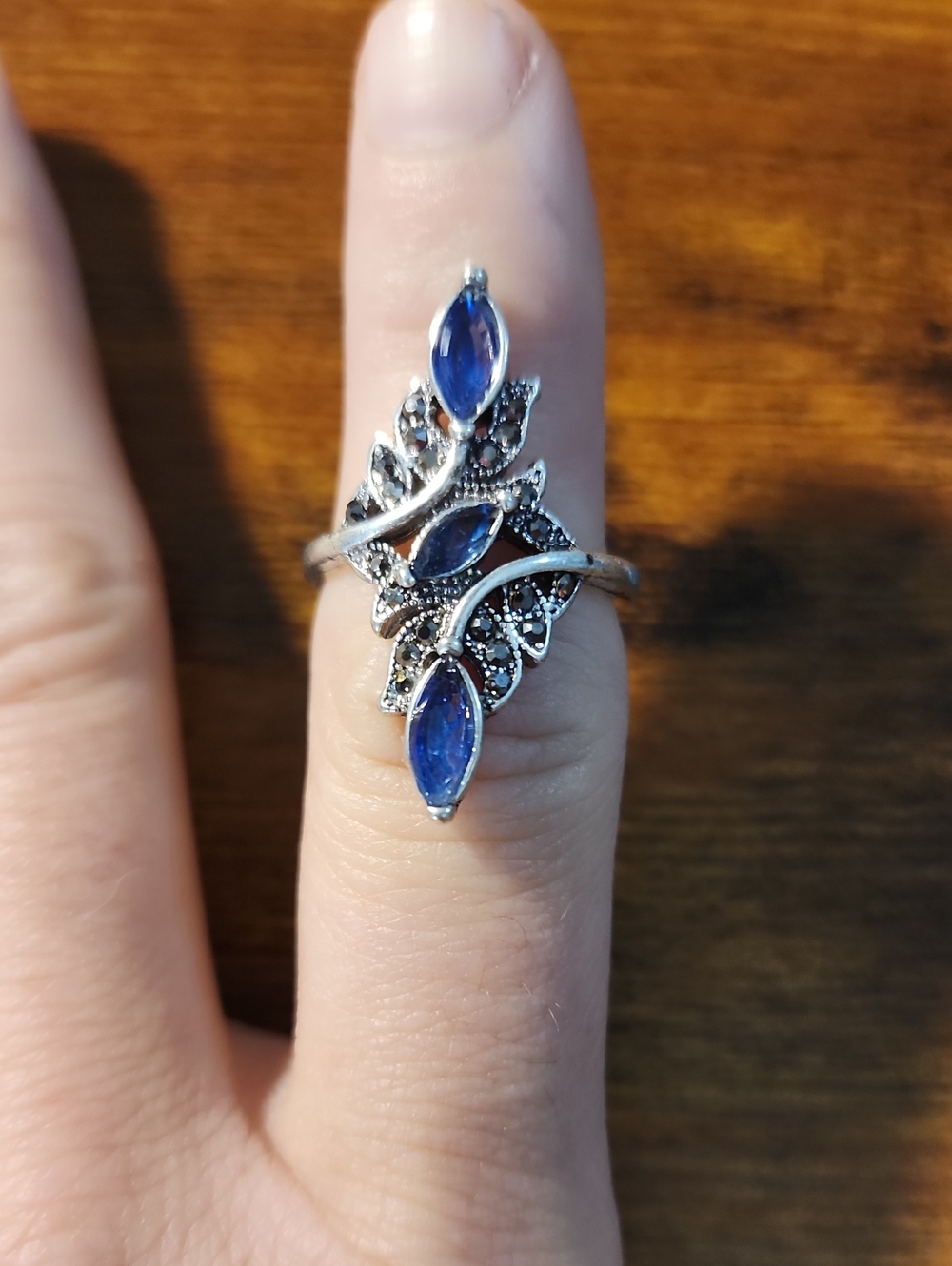 Vintage blue Vine Pattern Engraved Ladies Ring,Set With Blue Artificial Zirconia